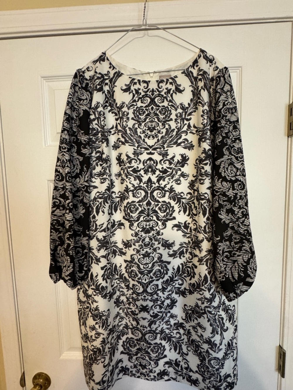 Beautiful Chico's Black and White printed long sleeve dress